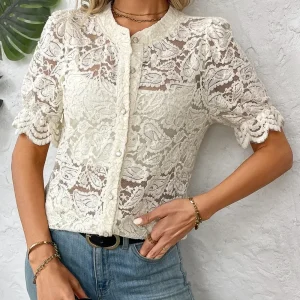 Camisa de renda com botões e mangas curtas